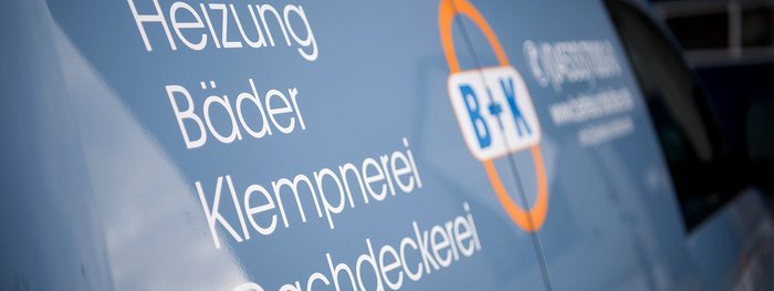 Die Seite eines Fahrzeugs zeigt klare Beschriftungen für Heizungs- und Klempnerdienste, um Kunden anzusprechen.