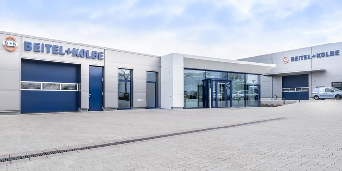 Das Gebäude von Beitel + Kolbe präsentiert sich mit einem eleganten Design und einer großzügigen Glasfront.