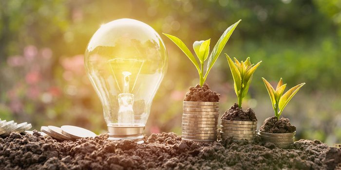 Symbolbilder für nachhaltige Ideen – mit Lampe und Geldstapeln